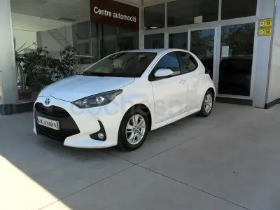 Usado Toyota Yaris Hybrid Active 116 CV (85 kW) 2022 Blanco Berlina