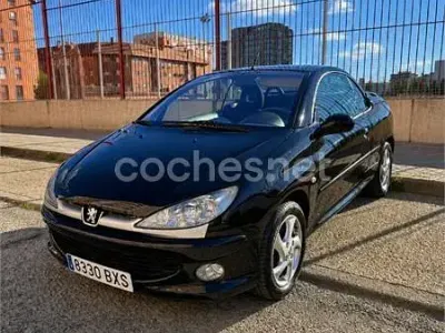 Usado Peugeot 206 110 CV (80 kW) 2002 Negro Descapotable