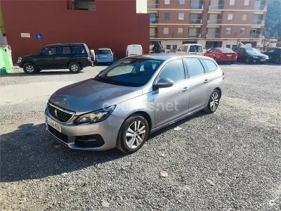 Usado Peugeot 308 SW Style 100 CV (73 kW) 2018 Gris / plata Familiar