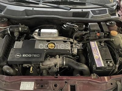 Usado Opel Astra Edition 100 CV (73 kW) 2003 Granate Berlina