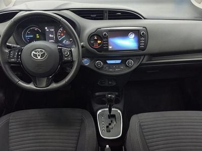 Usado Toyota Yaris Hybrid Active 100 CV (73 kW) 2019 Blanco Utilitario