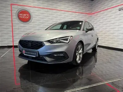 Usado Seat Leon FR 150 CV (110 kW) 2021 Gris / platagris plata Berlina