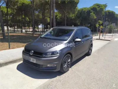 Usado VW Touran Advance 115 CV (84 kW) 2017 Gris / plata Monovolumen
