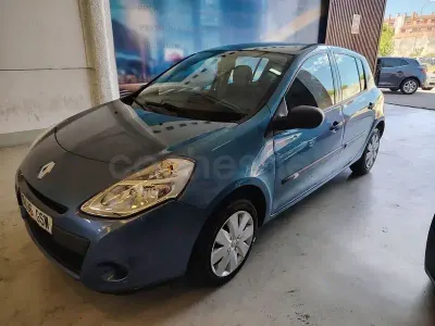 Usado Renault Clio II 75 CV (55 kW) 2010 Azul Berlina