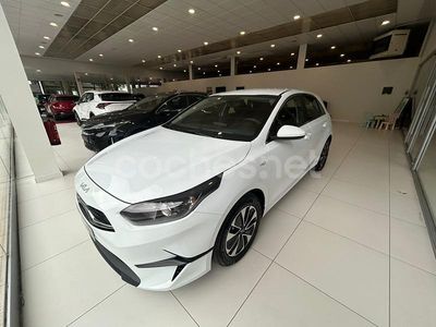 Blanco Nuevo 2025 Kia Ceed Utilitario | 24.208 € (Un poco caro)