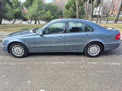 Usado Mercedes E320 Elegance 224 CV (164 kW) 2006 Gris / plata Berlina