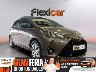 Usado Toyota Yaris Hybrid Active 100 CV (73 kW) 2022 Marrón