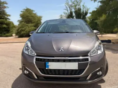 Usado Peugeot 208 Signature Sky 102 CV (75 kW) 2019 Gris Utilitario