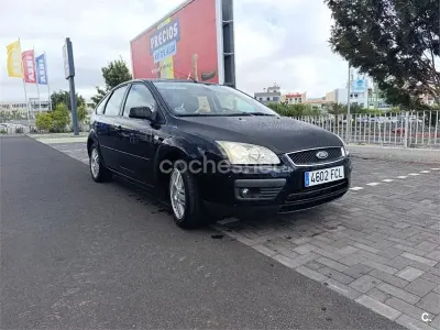 Usado Ford Focus Ghia 109 CV (80 kW) 2006 Negro Berlina