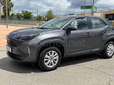 Usado Toyota Yaris Cross Active 116 CV (85 kW) 2023 Gris / plata SUV