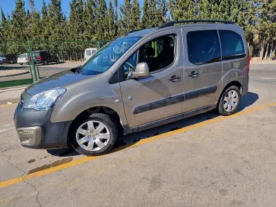 Usado Peugeot Partner Tepee Outdoor 120 CV (88 kW) 2016 Beige Monovolumen