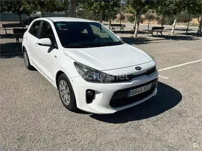 Usado Kia Rio 84 CV (61 kW) 2017 Blanco Berlina