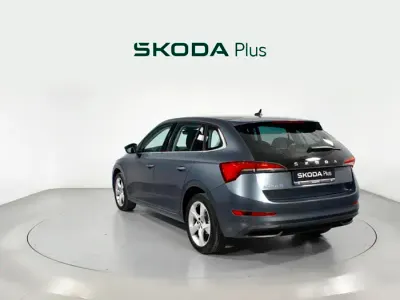Usado Skoda Scala Ambition 110 CV (80 kW) 2021 Gris Utilitario