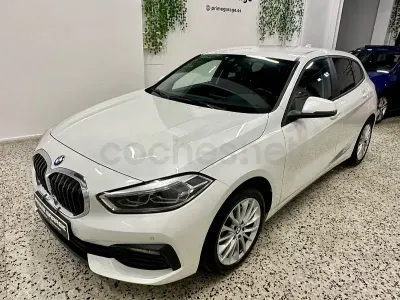 Begagnad BMW 118 136 HK (100 kW) 2021 Vit Halvkombi