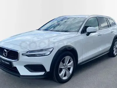 Begagnad Volvo V60 CC Pro 197 HK (144 kW) 2022 Vit Kombi