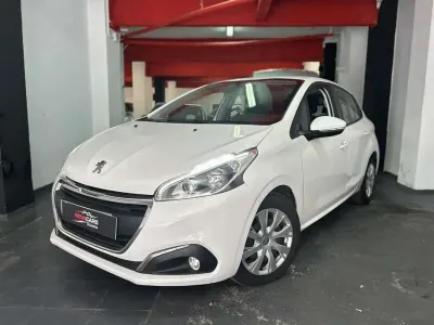 Usado Peugeot 208 Active 102 CV (75 kW) 2019 Blanco Utilitario