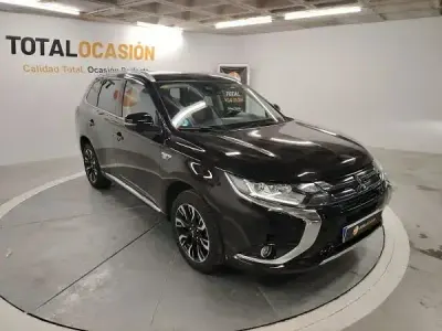 Usado Mitsubishi Outlander P-HEV 203 CV (149 kW) 2017 Negro SUV