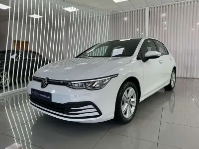 Begagnad VW Golf VIII Life 116 HK (85 kW) 2023 Vit Halvkombi