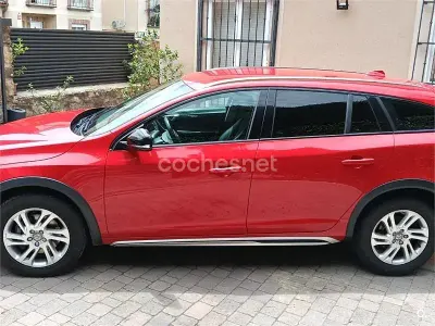 Usado Volvo V60 CC 150 CV (110 kW) 2017 Rojo Familiar