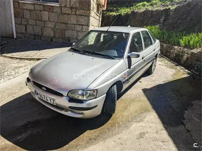 Usado Ford Escort 90 CV (66 kW) 2000 Gris / plata Berlina
