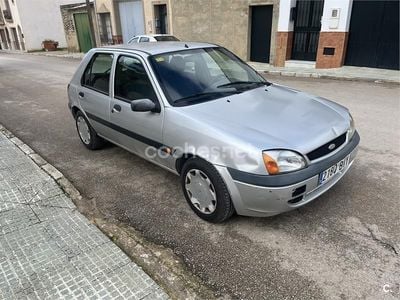 Usado Ford Fiesta Trend 60 CV (44 kW) 2002 Gris / plata Berlina