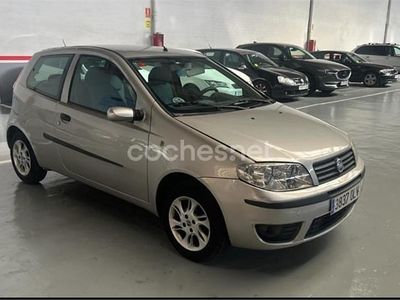 Usado Fiat Punto Dynamic 60 CV (44 kW) 2005 Gris / plata Utilitario