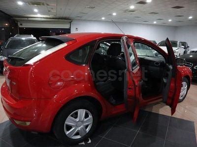 Usado Ford Focus Trend 90 CV (66 kW) 2010 Rojo Berlina