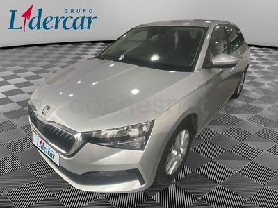 Usado Skoda Scala Ambition 110 CV (80 kW) 2021 Gris / plata Utilitario