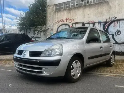 Usado Renault Clio II Authentique 60 CV (44 kW) 2004 Gris / plata Berlina