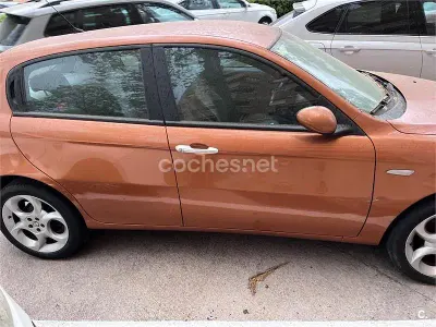 Usado Alfa Romeo 147 Distinctive 150 CV (110 kW) 2005 Naranja Utilitario