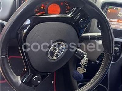 Usado Toyota Aygo X-cite 69 CV (50 kW) 2018 Rojo Utilitario