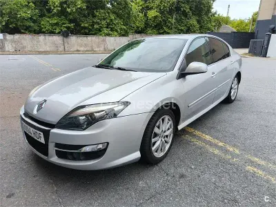Usado Renault Laguna III Dynamique 130 CV (95 kW) 2011 Gris / plata Berlina
