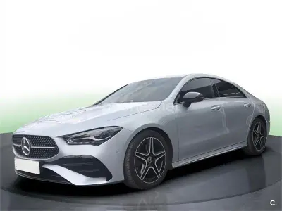 Usado Mercedes CLA200 163 CV (119 kW) 2024 Gris / plata Berlina