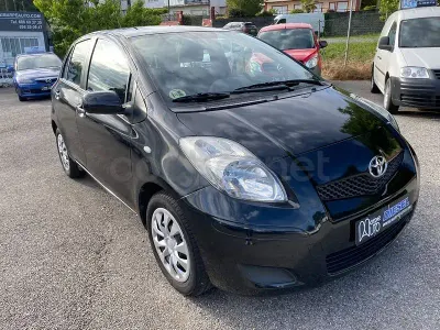 Usado Toyota Yaris Connect Style 90 CV (66 kW) 2010 Negro Utilitario