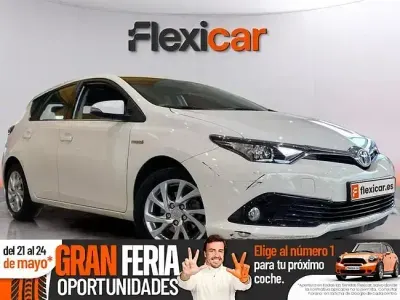 Używany Toyota Auris Hybrid Active 136 KM (100 kW) 2016 Biały