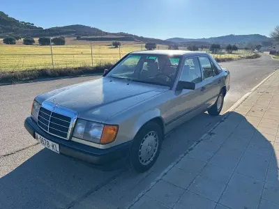 Usado Mercedes 200 179 CV (131 kW) 1985 Beige Berlina