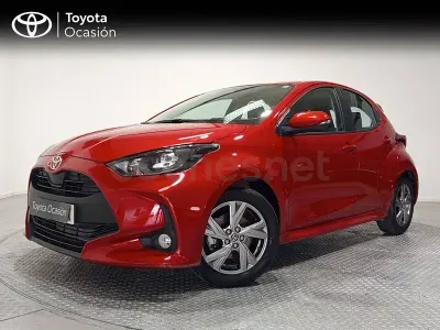 Usado Toyota Yaris Hybrid Active 116 CV (85 kW) 2025 Rojo Berlina