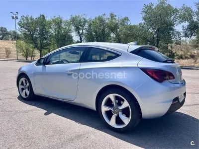 Usado Opel Astra GTC Sportive 136 CV (100 kW) 2016 Gris / plata Berlina