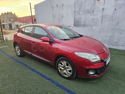 Usado Renault Mégane III Dynamique 110 CV (80 kW) 2012 Rojo Berlina