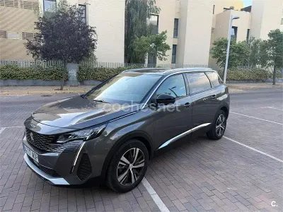 Usado Peugeot 5008 Allure 130 CV (95 kW) 2024 Gris / plata SUV