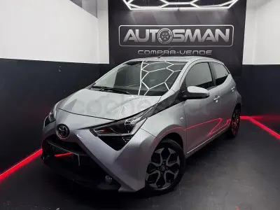 Usado Toyota Aygo X-play 72 CV (52 kW) 2021 Gris / plata Utilitario
