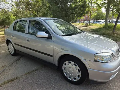 Usado Opel Astra Club 75 CV (55 kW) 2001 Gris / plata Berlina