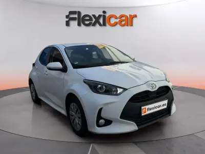 Usado Toyota Yaris 72 CV (52 kW) 2023 Blanco Utilitario