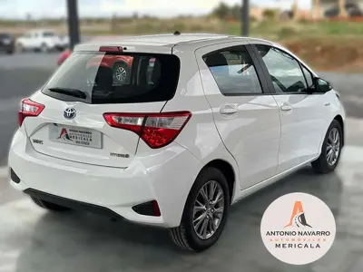 Usado Toyota Yaris Active 99 CV (72 kW) 2018 Blanco Utilitario