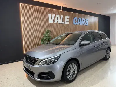 Usado Peugeot 308 SW Style 130 CV (95 kW) 2021 Gris / plata Familiar