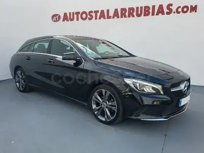 Usado Mercedes CLA220 Shooting Brake 170 CV (125 kW) 2018 Negro Familiar