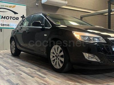 Usado Opel Astra Cosmo 125 CV (91 kW) 2010 Negro Berlina