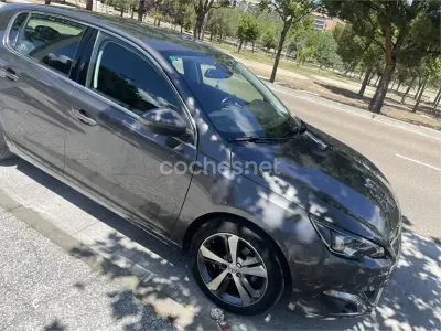 Usado Peugeot 308 Allure 120 CV (88 kW) 2017 Gris / plata Berlina