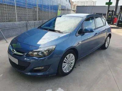 Usado Opel Astra Selective 110 CV (80 kW) 2014 Azul Utilitario
