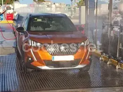 Usado Peugeot 2008 GT-line 130 CV (95 kW) 2020 Naranja SUV